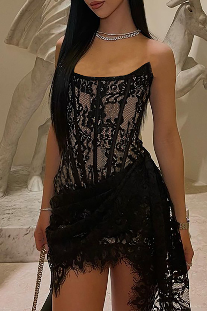 Robe mini en dentelle jacquard à corset sans manches, mettant en valeur des détails froncés pour une allure chic et raffinée.