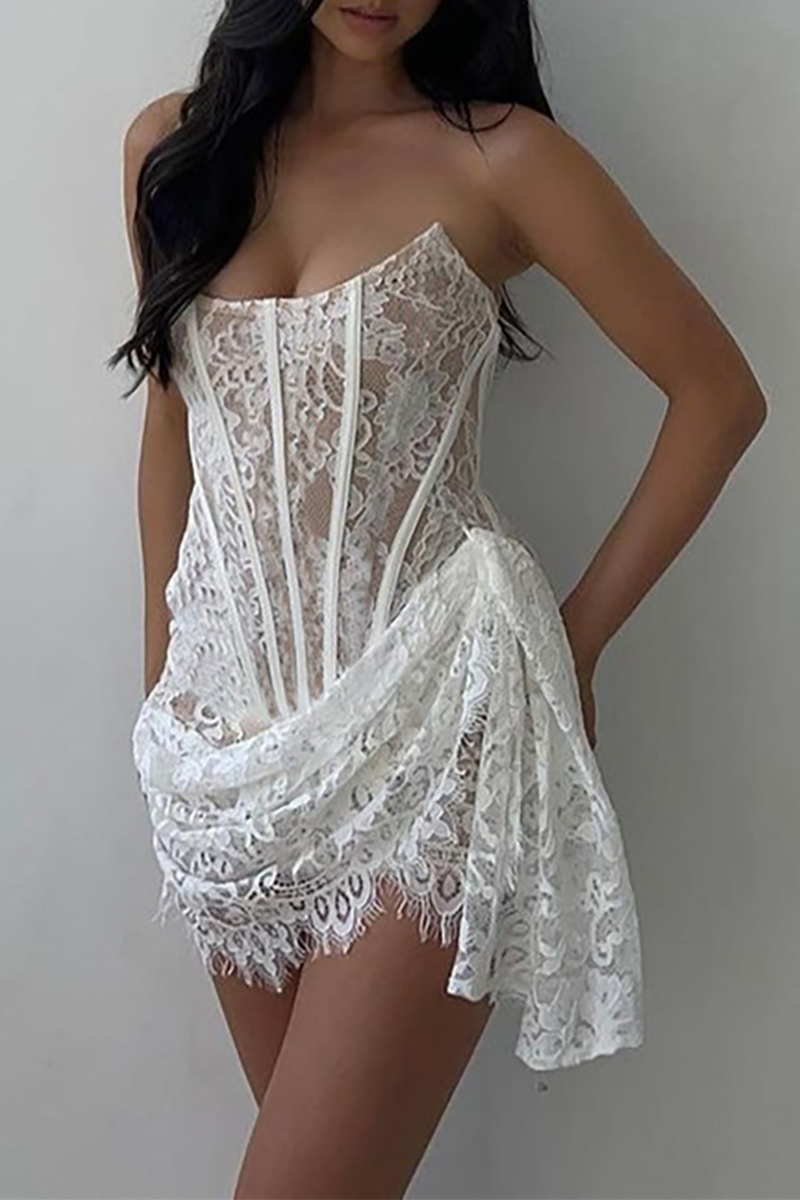 Robe mini en dentelle jacquard blanche à corset sans manches, avec des détails froncés pour une élégance sans effort.